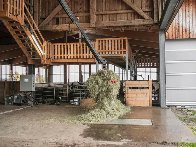 A hay grab transports hay