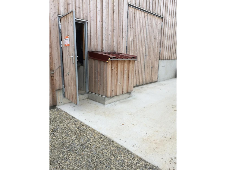 Slider image with control box concealed in the wooden formwork