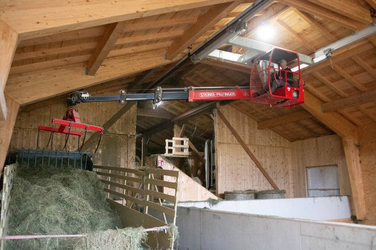 Fütterung mit dem Heukran