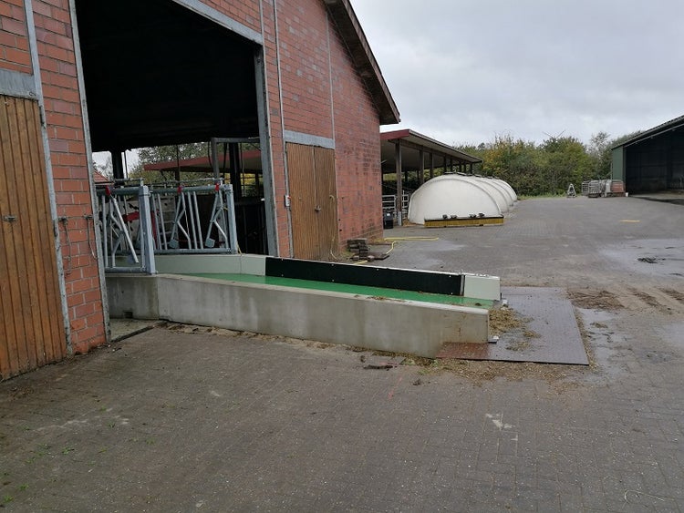 Bild des feedstar Futterbandes vor einem Stall