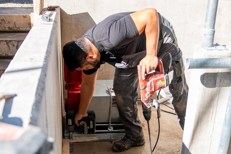 Arbeiter beim zusammen Schrauben von Fütterungsysten