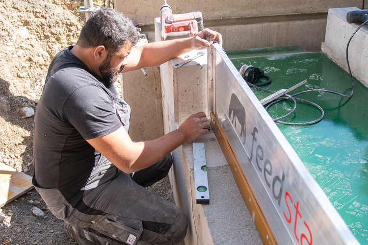 Arbeiter Installieren das Fütterungssystem