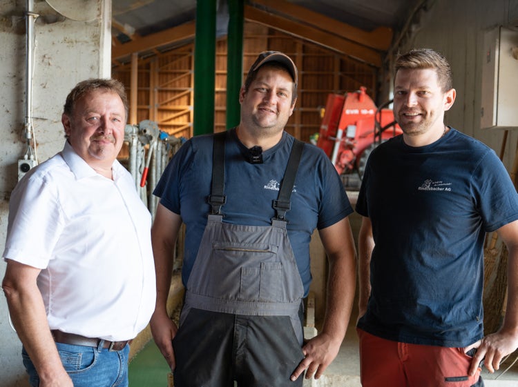 Gruppenbild mit dem Betriebsleiter und den beiden Verkaufsberatern
