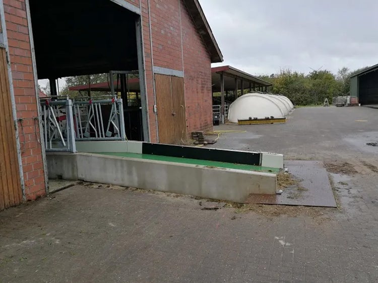 Bild des feedstar Futterbandes vor einem Stall