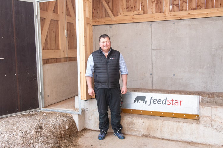 Herr Leitner vor dem feedstar Logo