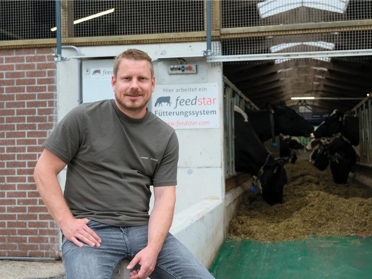 Herr Van vor seinem Stall und neuem Fütterungssystem