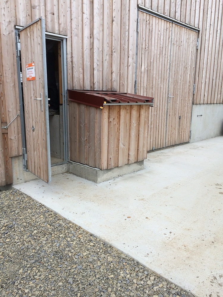 Verkleideter Schalt-Schrank vor einem Stall