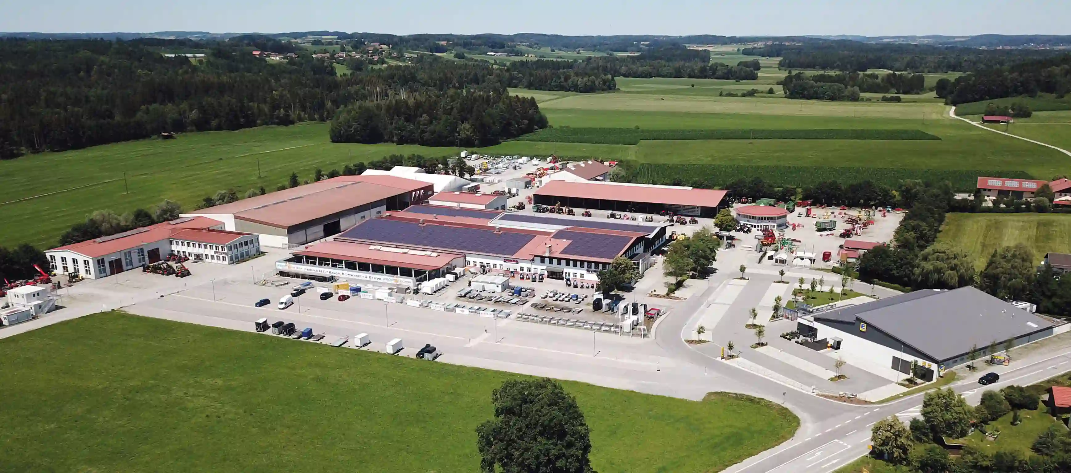 Bild von oben mit Blick auf unsere Firmenzentrale in Tuntenhausen